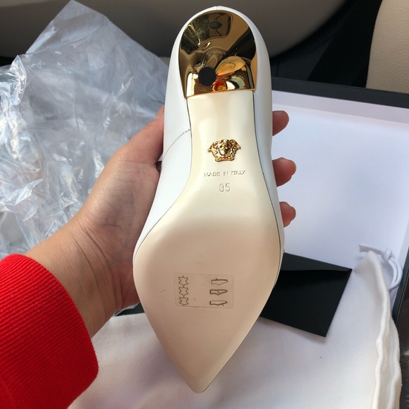 🚫SOLD🚫 Versace Medusa Palazzo Heel Pumps 35 - Picture 2 of 5